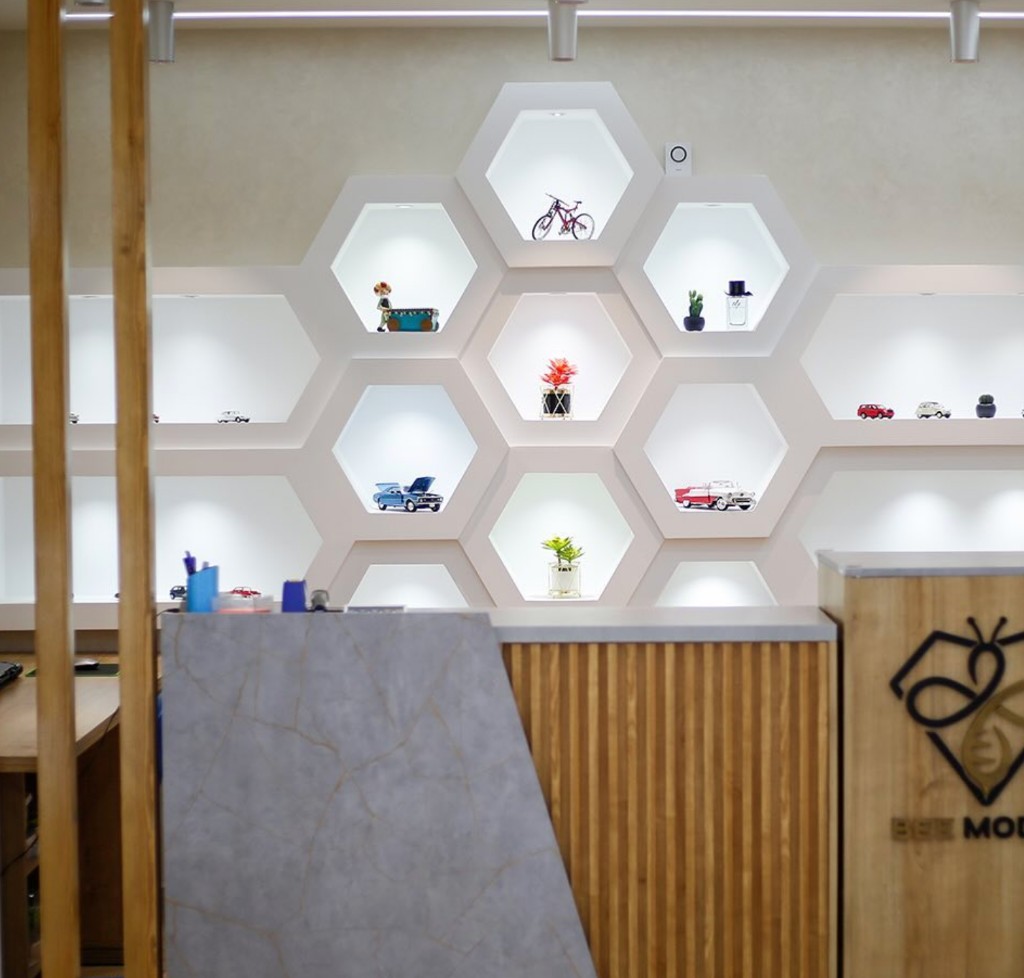 Showroom Bee Mou